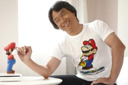 شیگرو میاموتو (Shigeru Miyamoto) در حال نگاه کردن به مجسمه ماریو