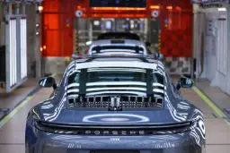 خودروهای پورشه (Porsche) در خط مونتاژ کارخانه صنعتی
