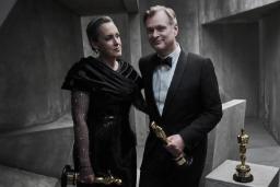 کریستوفر نولان (Christopher Nolan) و امیلی بلانت (Emily Blunt) در حال نگه داشتن تندیس‌های اسکار