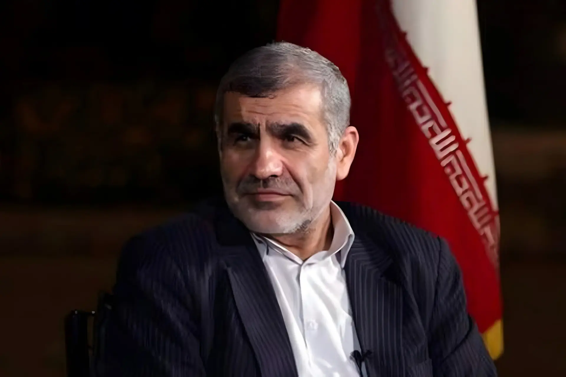 نایب رئیس مجلس در مقابل پرچم ایران