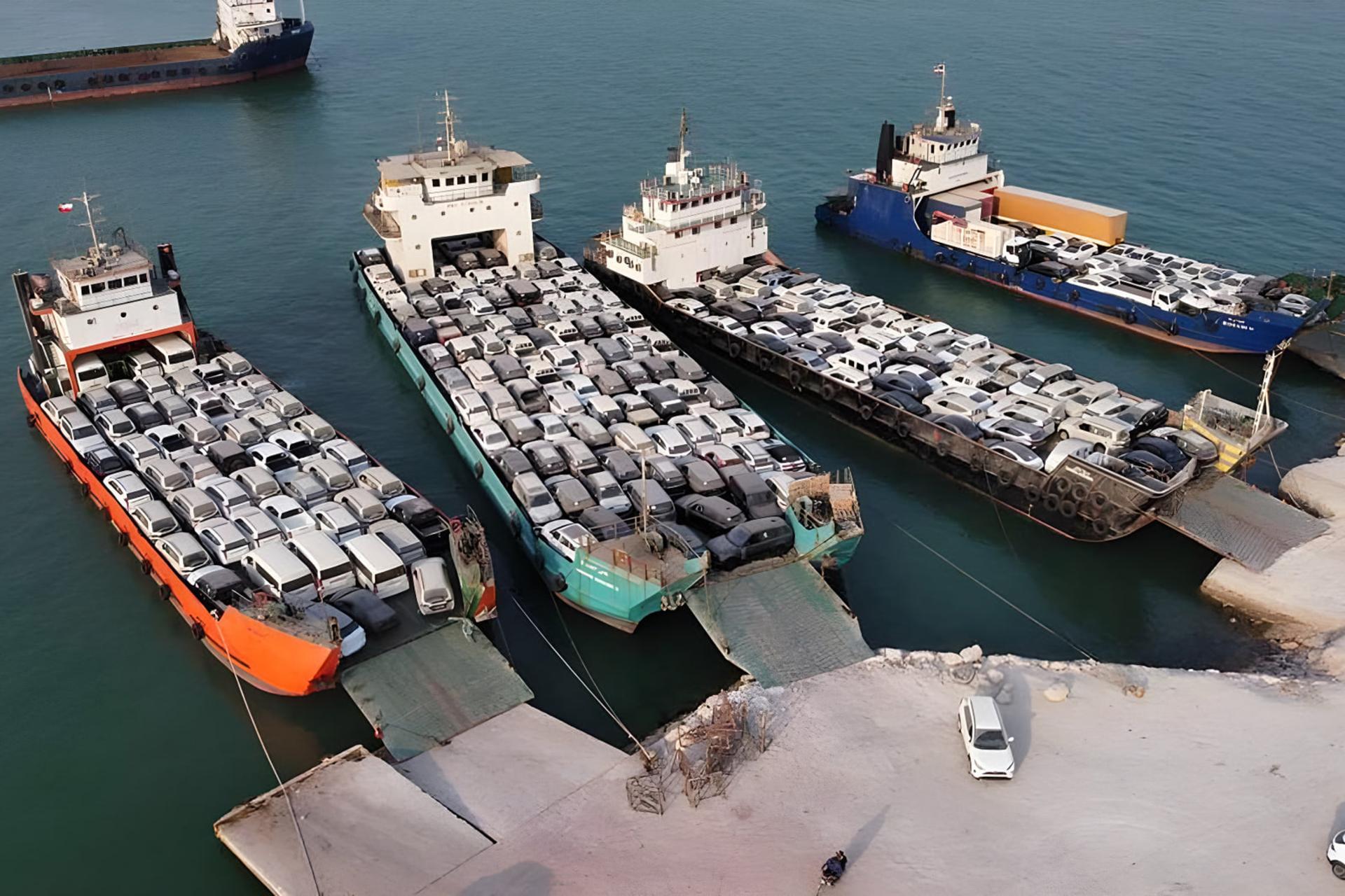 کشتی‌های حمل خودرو (Car Carriers) در حال تخلیه خودروهای جدید در اسکله