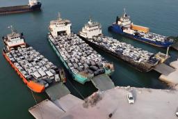 کشتی‌های حمل خودرو (Car Carriers) در حال تخلیه خودروهای جدید در اسکله