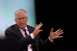 بیل گیتس در حال صحبت درباره هوش مصنوعی در رویداد CERAWeek 2024