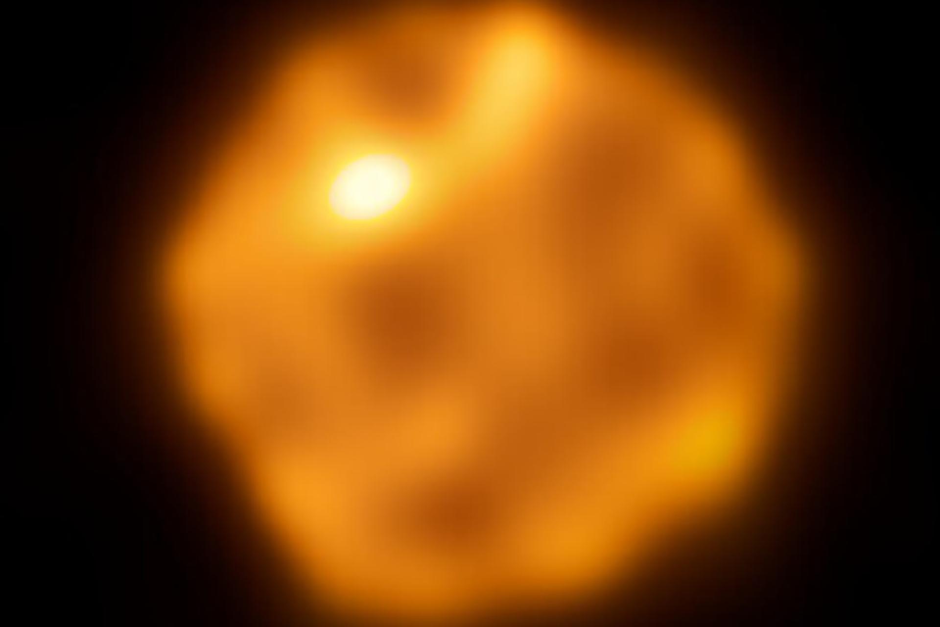 سطح ستاره بتل‌جوس (Betelgeuse) با بافت‌های نوری و نقاط درخشان در فضای تاریک