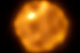 سطح ستاره بتل‌جوس (Betelgeuse) با بافت‌های نوری و نقاط درخشان در فضای تاریک