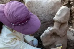 مجسمه ۱۱ هزار ساله مرد پلنگ‌سوار در محل حفاری