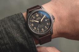 ساعت مچی تیتانیومی Timex Expedition Field Post با صفحه مشکی و بند چرمی قهوه‌ای