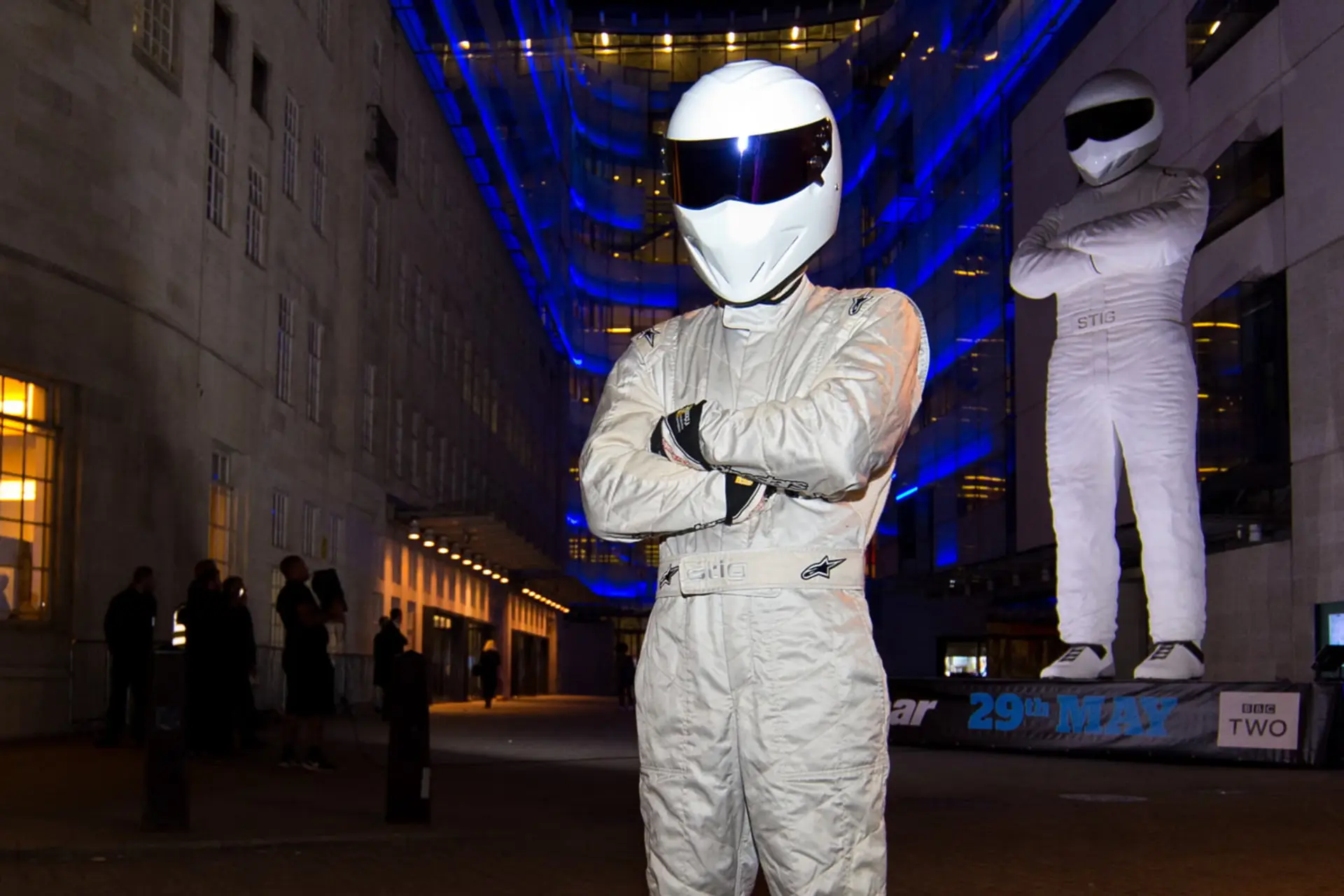 شخصیت استیگ (The Stig) با لباس سفید در محیطی شبانه