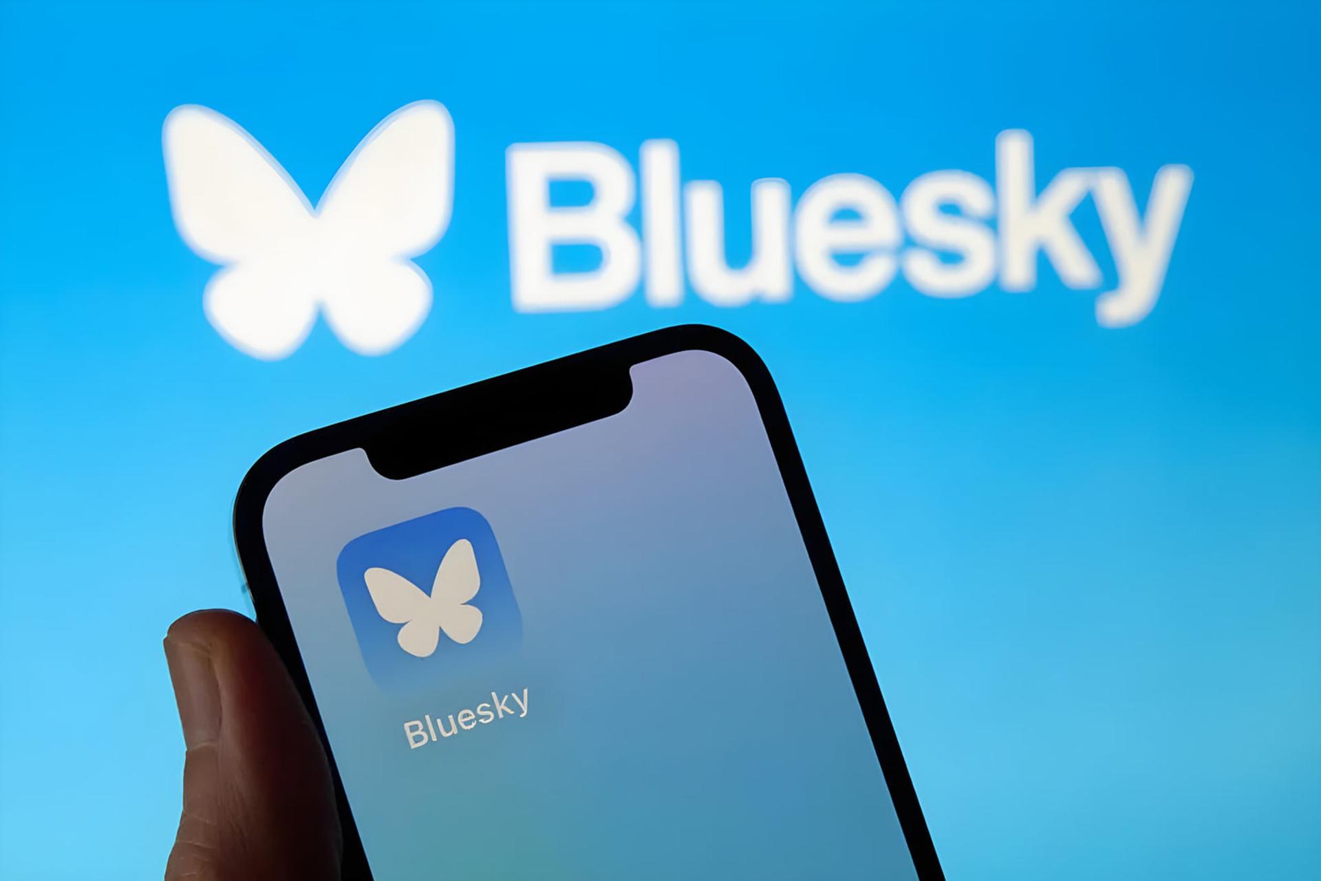 اپلیکیشن بلواسکای (Bluesky) روی صفحه نمایش یک گوشی هوشمند