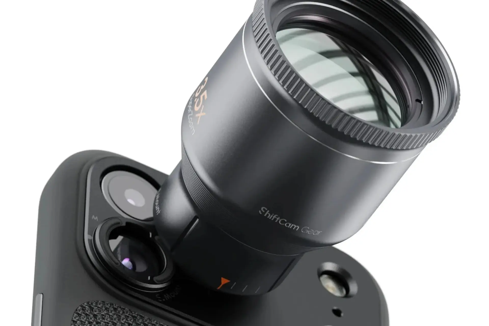 لنز زوم ShiftCam Gear متصل شده به دوربین گوشی آیفون