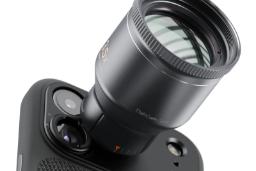 لنز زوم ShiftCam Gear متصل شده به دوربین گوشی آیفون