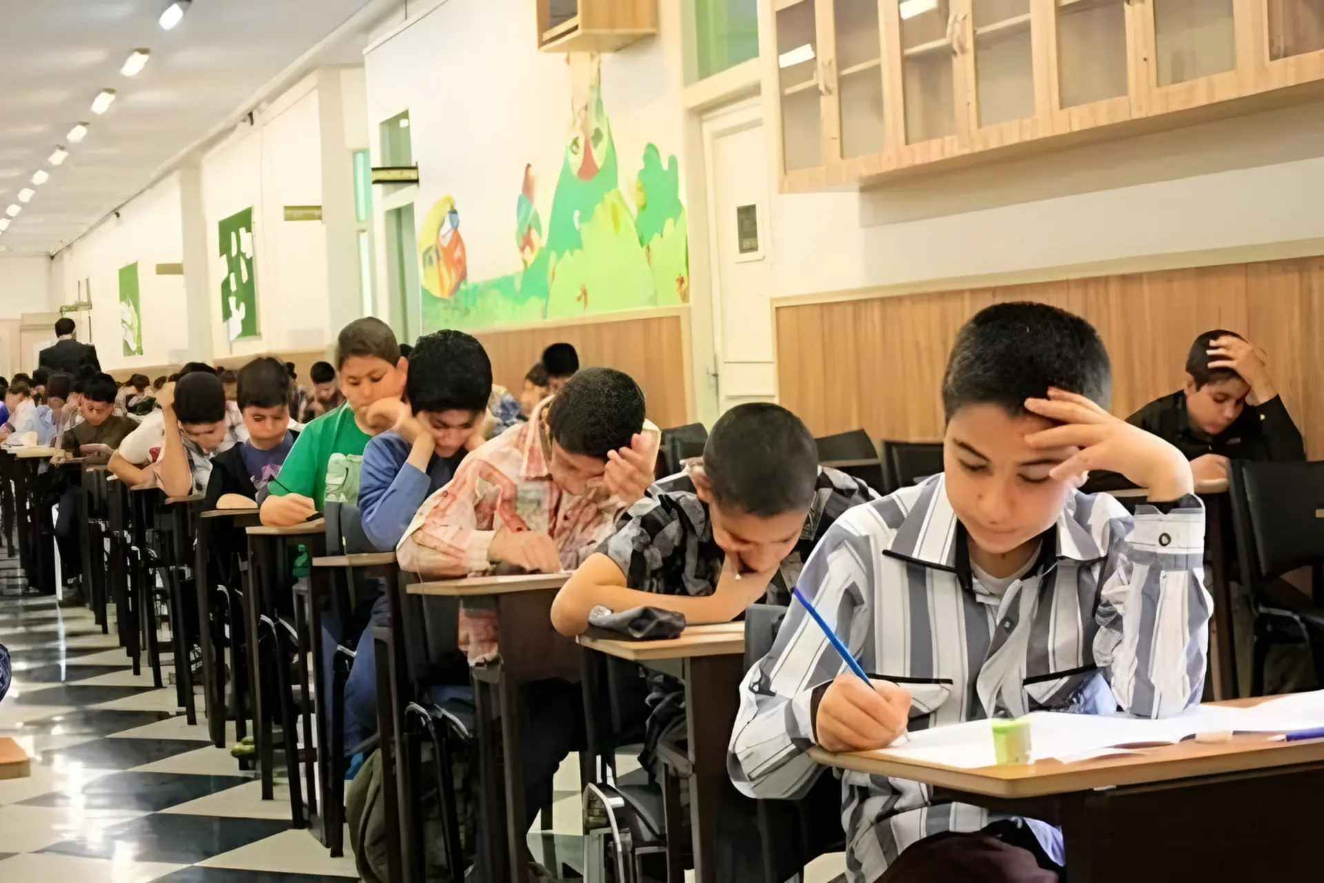 دانش‌آموزان در حال شرکت در آزمون ورودی مدارس تیزهوشان
