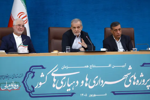 پزشکیان: اگر لازم شد برق دولت را قطع کنید، اما برق صنایع نباید قطع شود