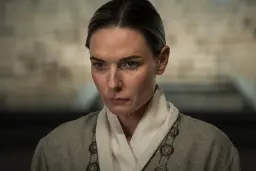چهره ربکا فرگوسن (Rebecca Ferguson) در صحنه‌ای از سریال سیلو (Silo)