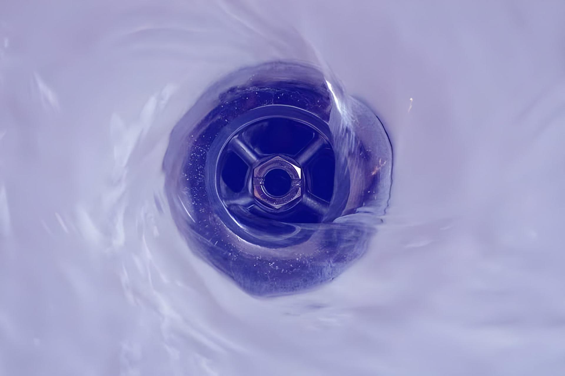 چرخشی جریان آب در دهانه تخلیه سینک ظرفشویی