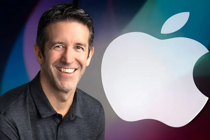جان ترنوس (John Ternus) در کنار لوگوی بزرگ شرکت اپل (Apple)