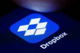 لوگو دراپ باکس (Dropbox) روی صفحه نمایش گوشی هوشمند