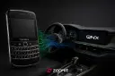 موبایل بلک‌بری (BlackBerry) و نمایشگر خودرو با لوگوی سیستم‌عامل QNX