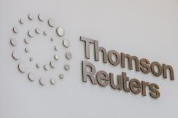 لوگوی برجسته شرکت تامسون رویترز (Thomson Reuters) روی دیوار سفید