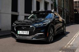 خودروی خودران ویمو (Waymo) با تجهیزات سنسور در خیابان لندن