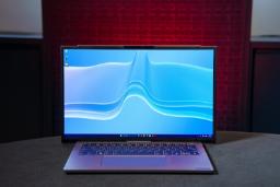 لپ‌تاپ لنوو (Lenovo) با صفحه نمایش روشن و کیبورد آبی‌رنگ