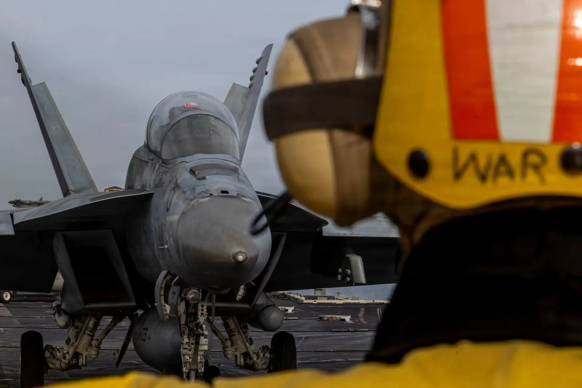 جنگنده نیروی دریایی آمریکا (US Navy) روی عرشه ناو هواپیمابر در حال آماده‌سازی