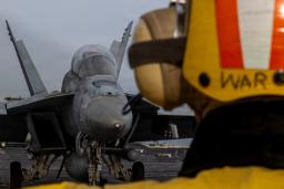جنگنده نیروی دریایی آمریکا (US Navy) روی عرشه ناو هواپیمابر در حال آماده‌سازی