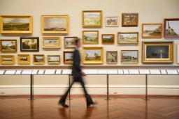 تابلوهای نقاشی کلاسیک با قاب‌های طلایی روی دیوار گالری هنری