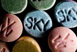 قرص‌های رنگی مختلف با حکاکی کلمه SKY روی سطح آن‌ها