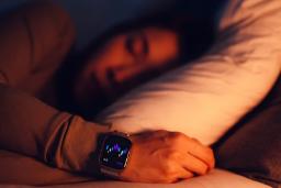 ردیاب خواب هوشمند روی مچ دست فرد خواب