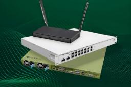 مجموعه‌ای از روترهای میکروتیک (MikroTik) با انواع پورت‌های شبکه روی پس‌زمینه سبز