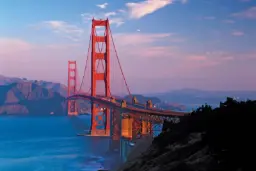 پل گلدن گیت (Golden Gate Bridge) با رنگ نارنجی در غروب