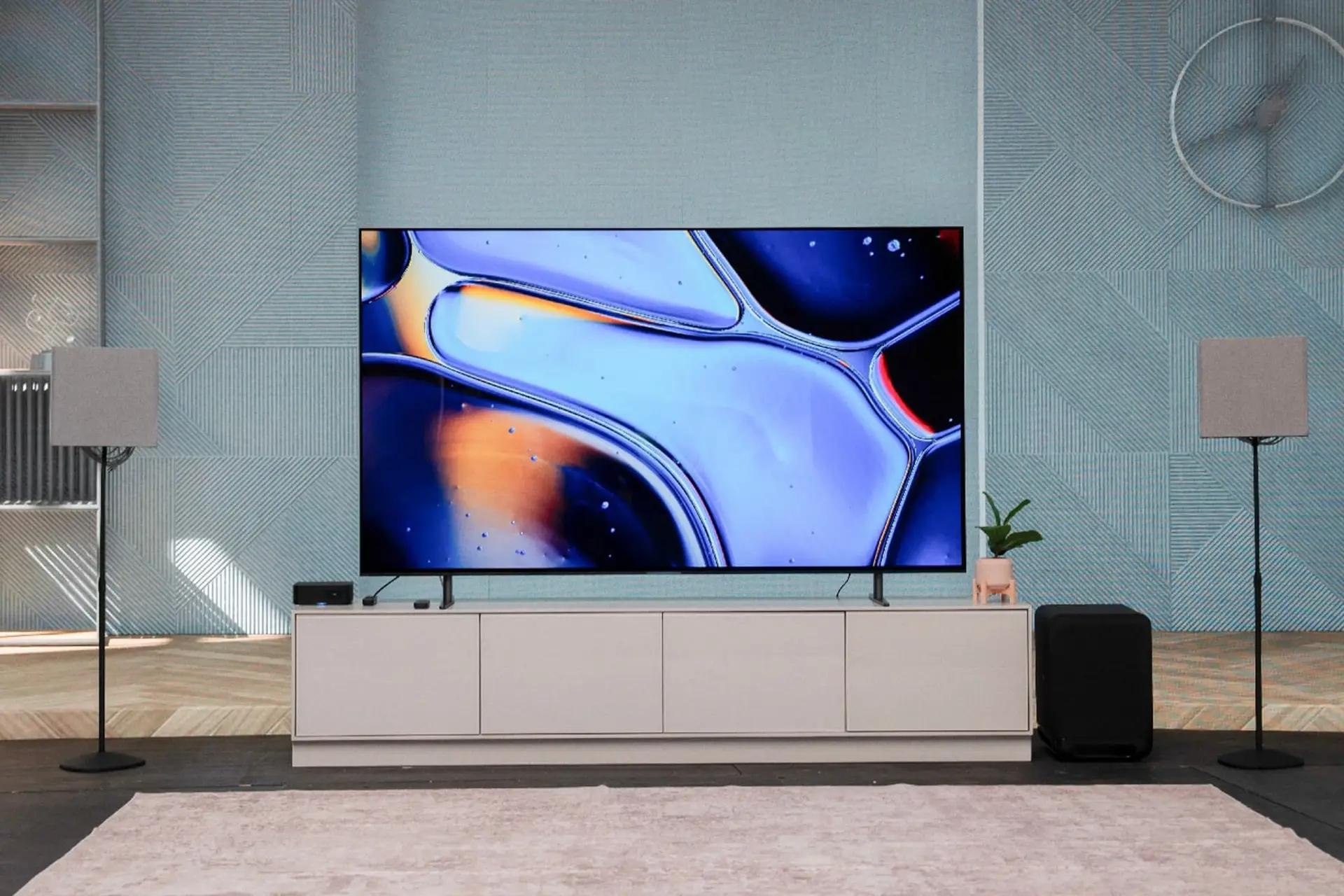 تلویزیون ۲۰۲۴ سونی Sony Bravia 2024 از نمای جلو در داخل اتاق نشیمن