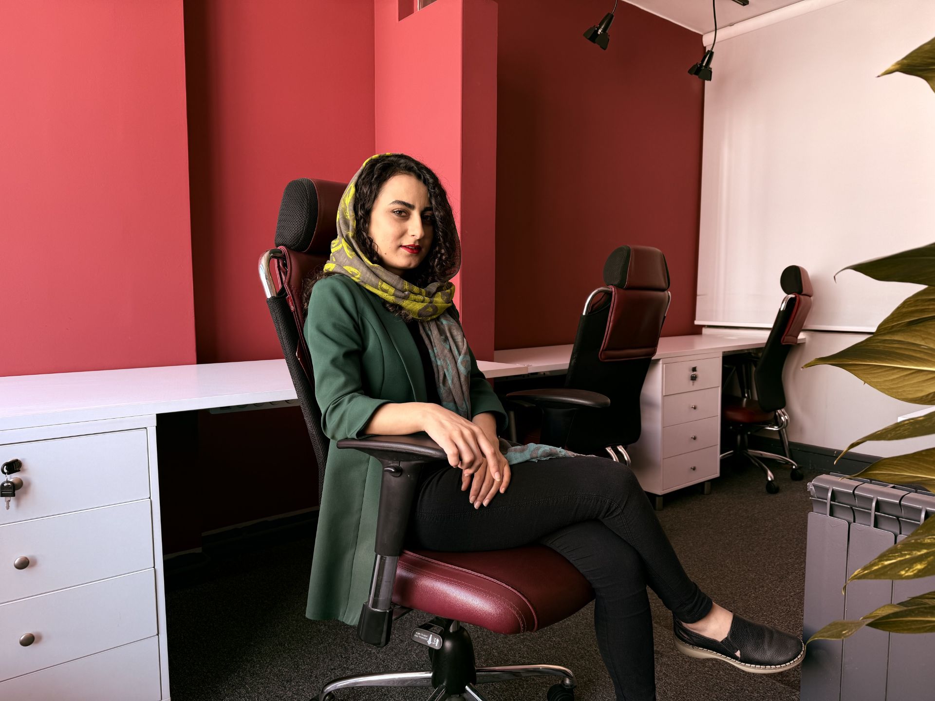 Kausar Nikomanesh, Zomit writer in the editorial office - Cozy iPhone 16 Pro photography style