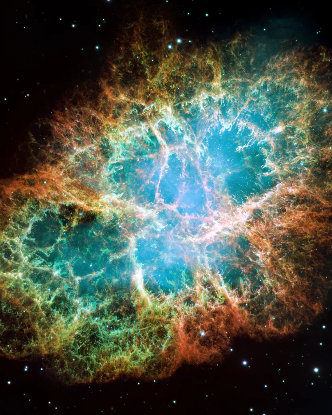 سحابی خرچنگ (Crab Nebula) با رشته‌های نارنجی و هسته آبی‌رنگ در فضای تاریک