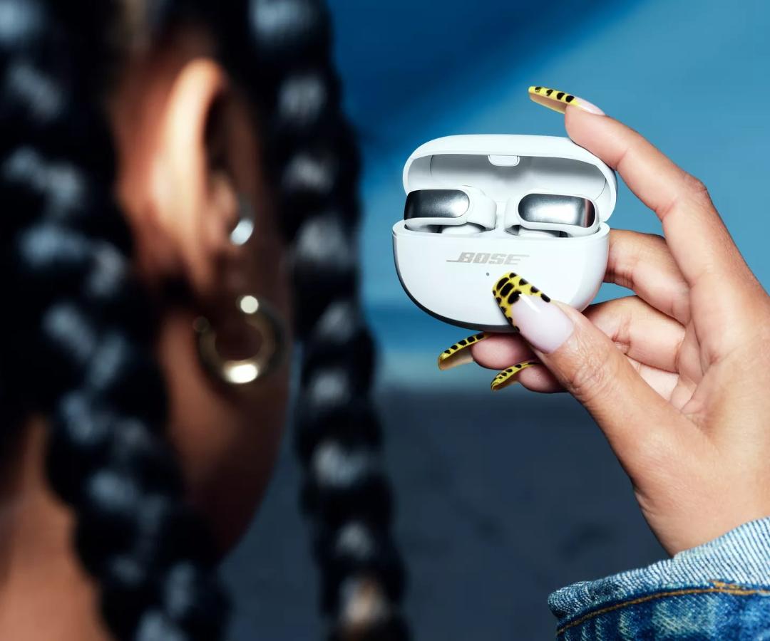 ایرباد پشت‌باز اولترا bose در دست یک زن