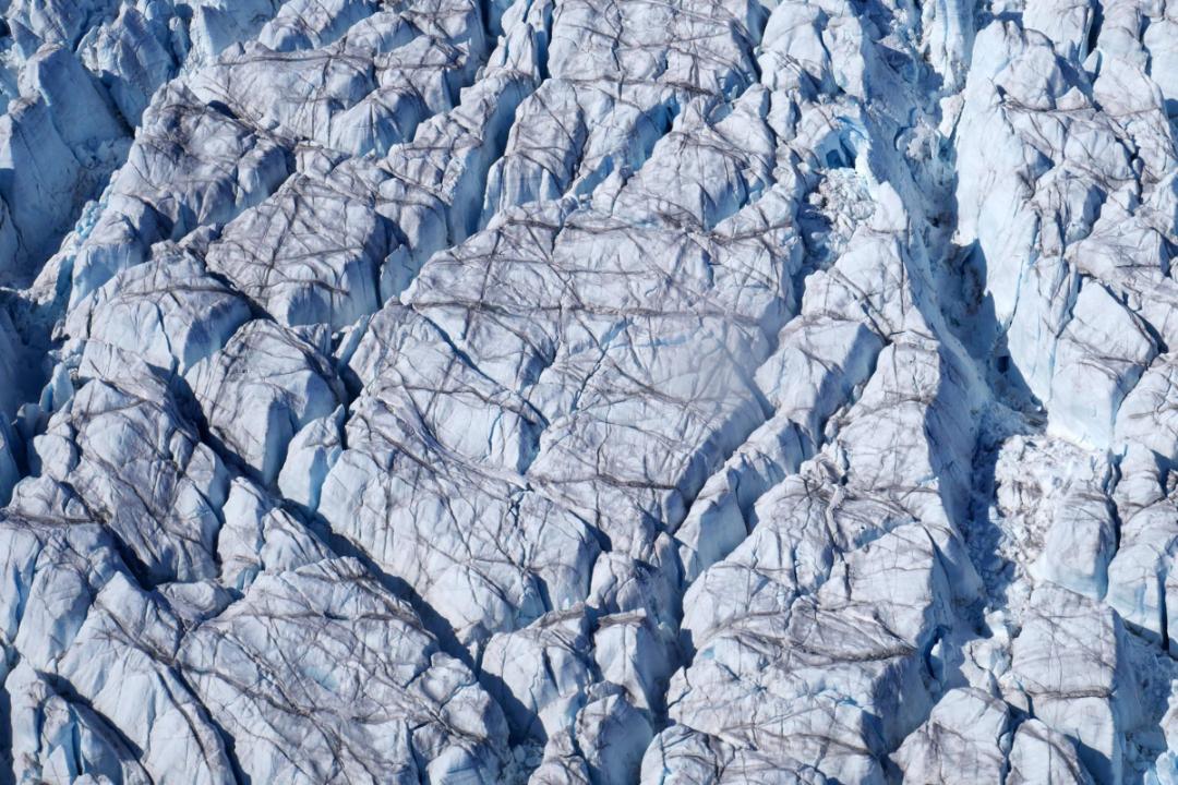 نمای هوایی یخ‌کافت‌ها یا شکاف‌های سطحی روی یخسار گرینلند