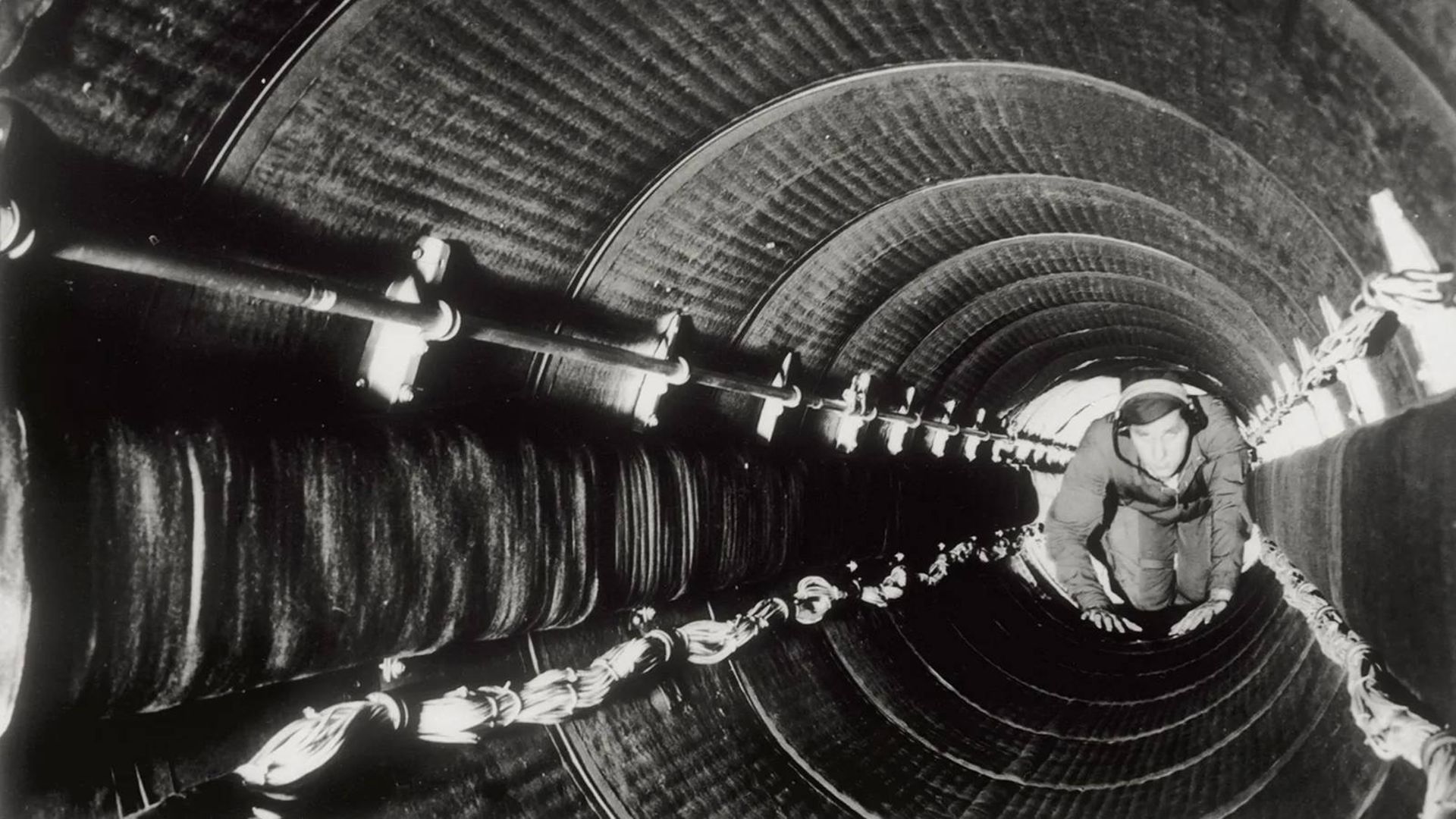 خدمه در ساختار تونل مانند بی-۲۹