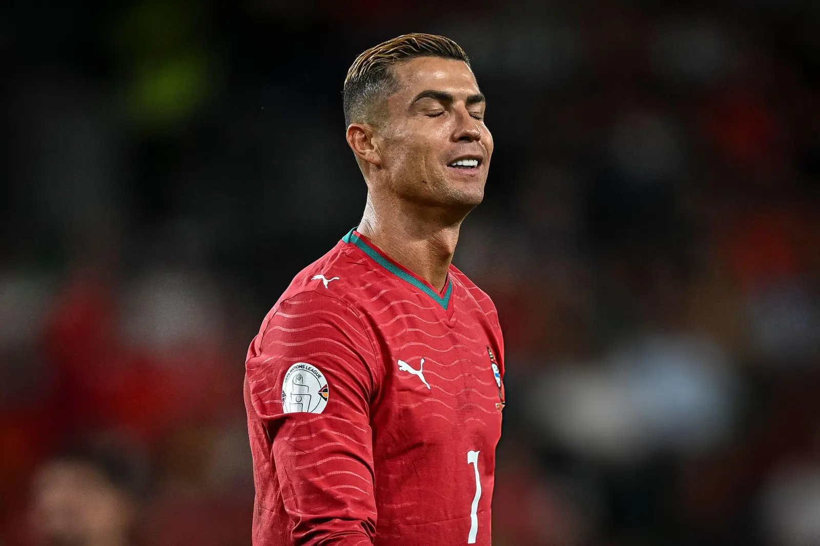 کریستیانو رونالدو (Cristiano Ronaldo) با لباس قرمز تیم ملی پرتغال در زمین فوتبال