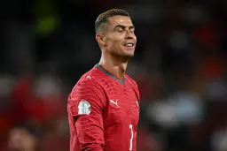 کریستیانو رونالدو (Cristiano Ronaldo) با لباس قرمز تیم ملی پرتغال در زمین فوتبال