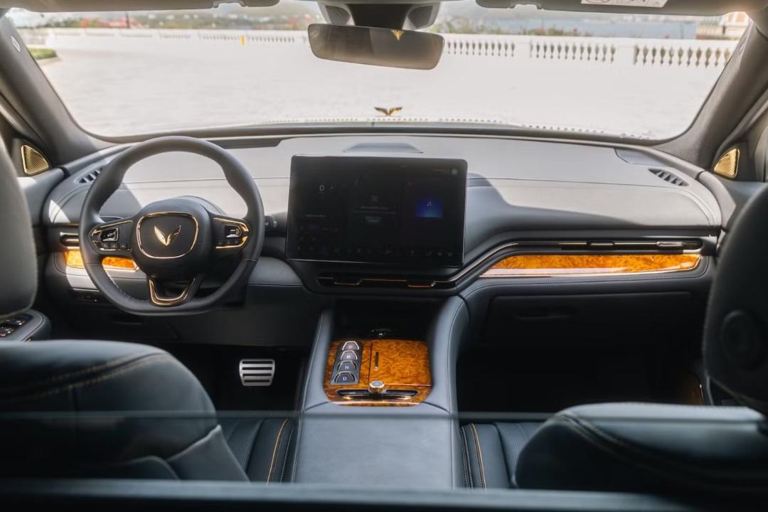 خودرو ضدگلوله VinFast Lạc Hồng 900 LX