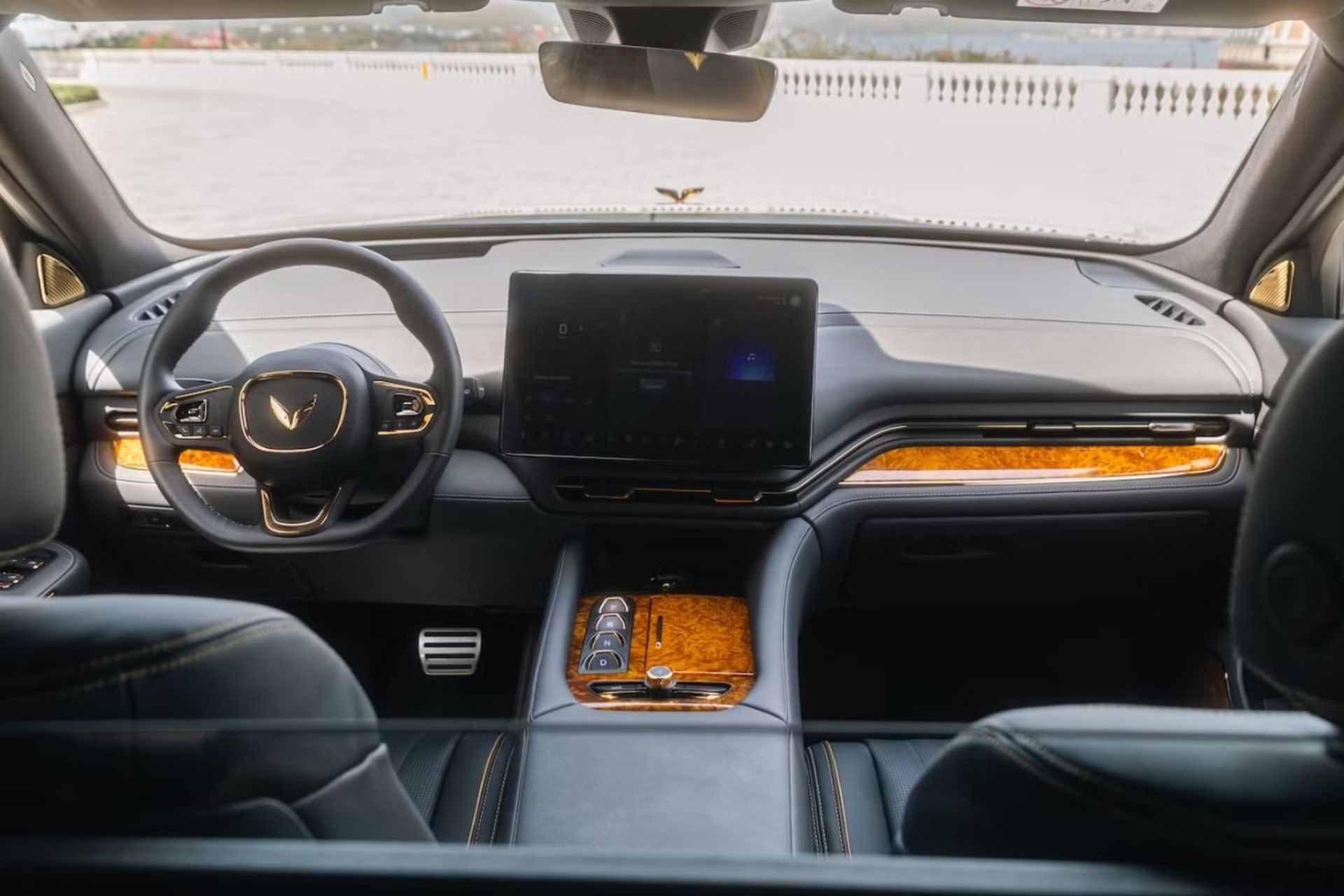 خودرو ضدگلوله VinFast Lạc Hồng 900 LX