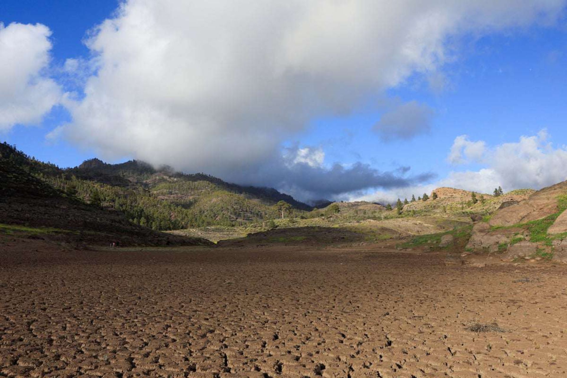 زمین خشک شده در مخزن کووا د لاس نیناس در جزیره گران کاناریا، اسپانیا