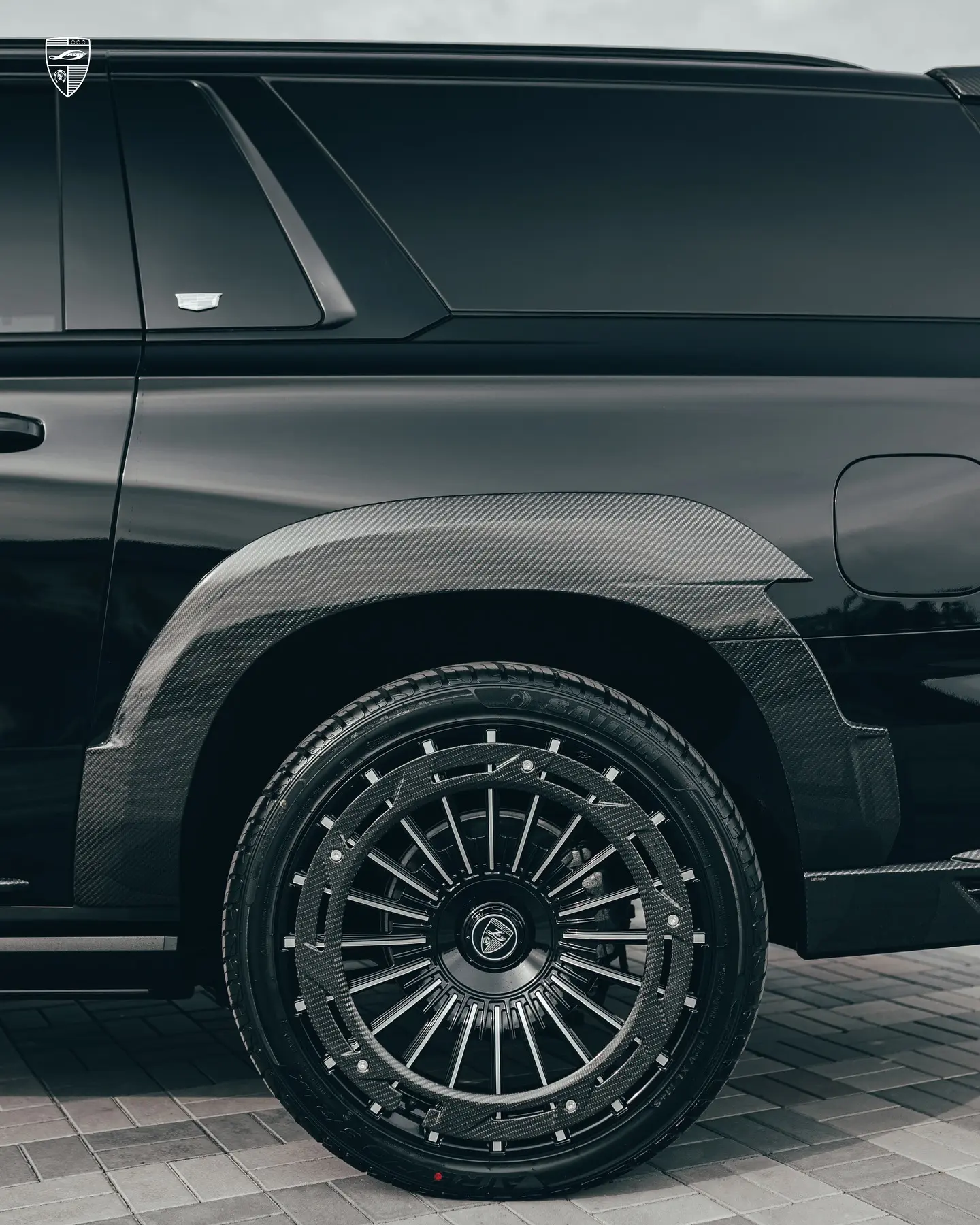 چرخ و گلگیر کربن مدل سفارشی کادیلاک اسکالید (Cadillac Escalade) با بدنه مشکی