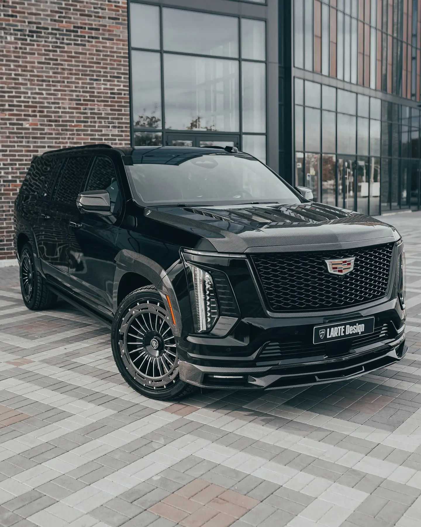 خودروی کادیلاک اسکالید (Cadillac Escalade) با بدنه دورنگ و رینگ‌های اسپرت