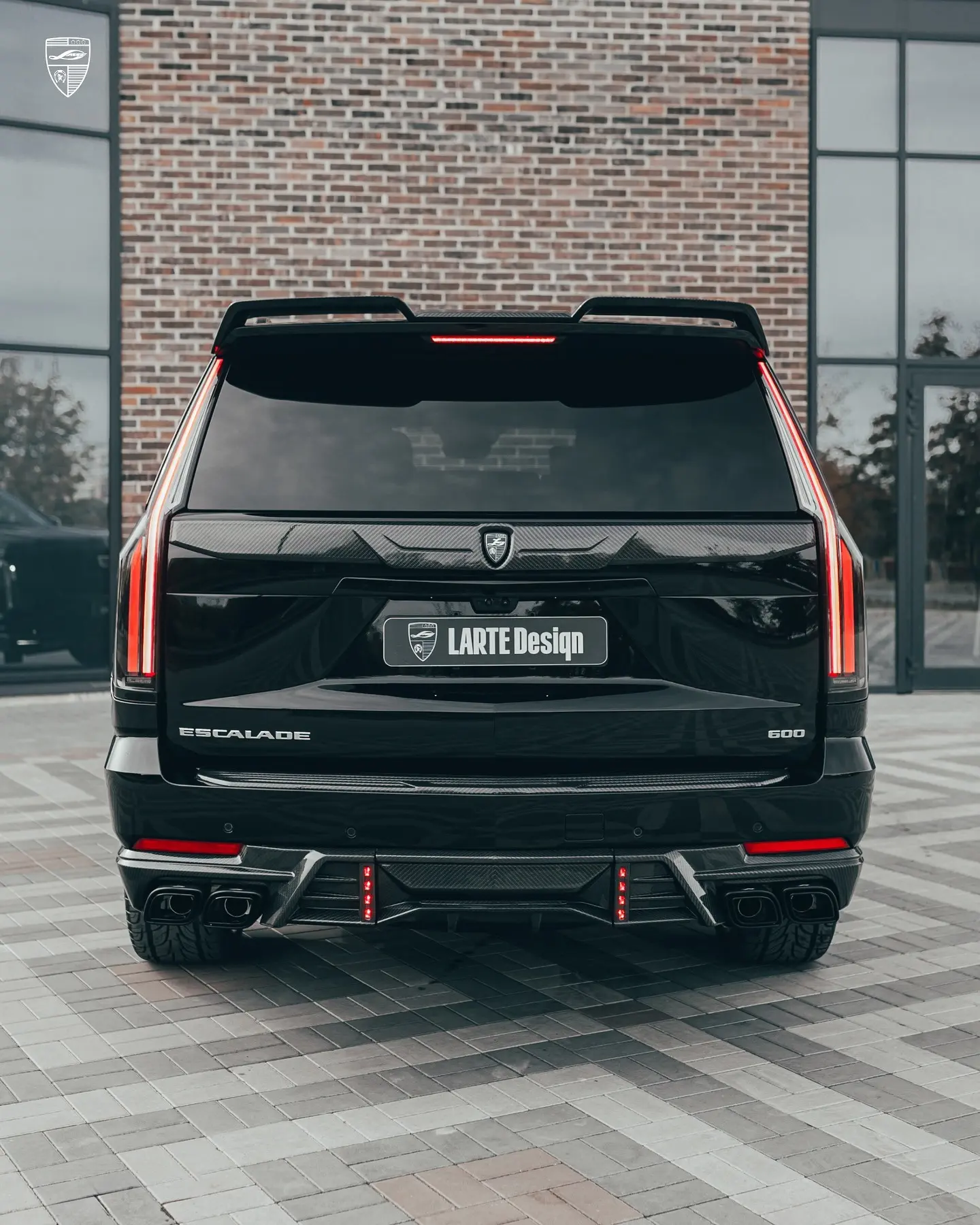 نمای عقب خودروی کادیلاک اسکالید (Cadillac Escalade) با بدنه دورنگ و پکیج تیونینگ LARTE Design
