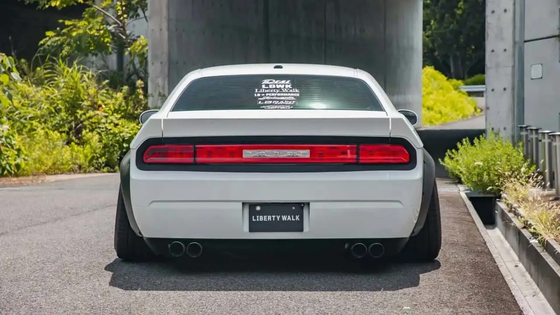 دوج چلنجر (Dodge Challenger) سفید با بدنه پهن و طراحی اختصاصی لیبرتی واک