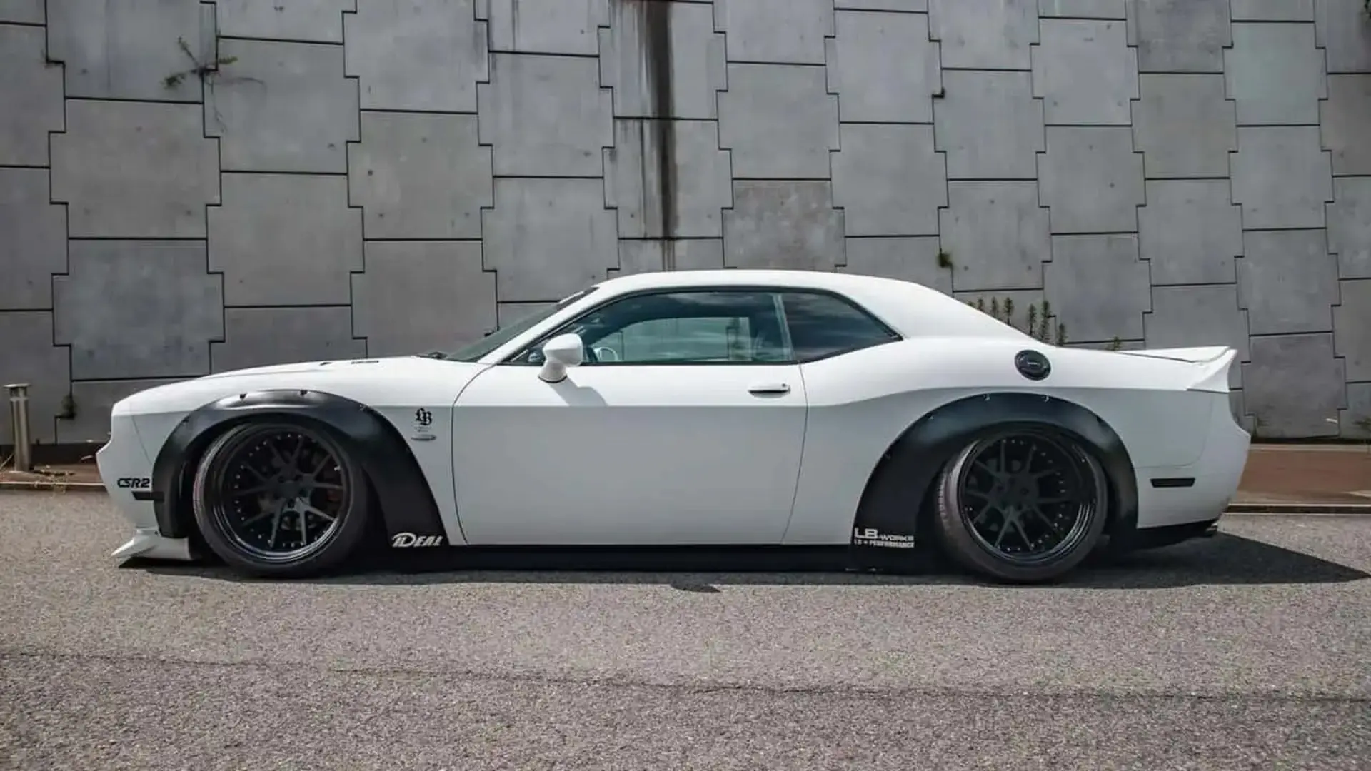 دوج چلنجر (Dodge Challenger) سفید با بدنه پهن و رینگ‌های مشکی