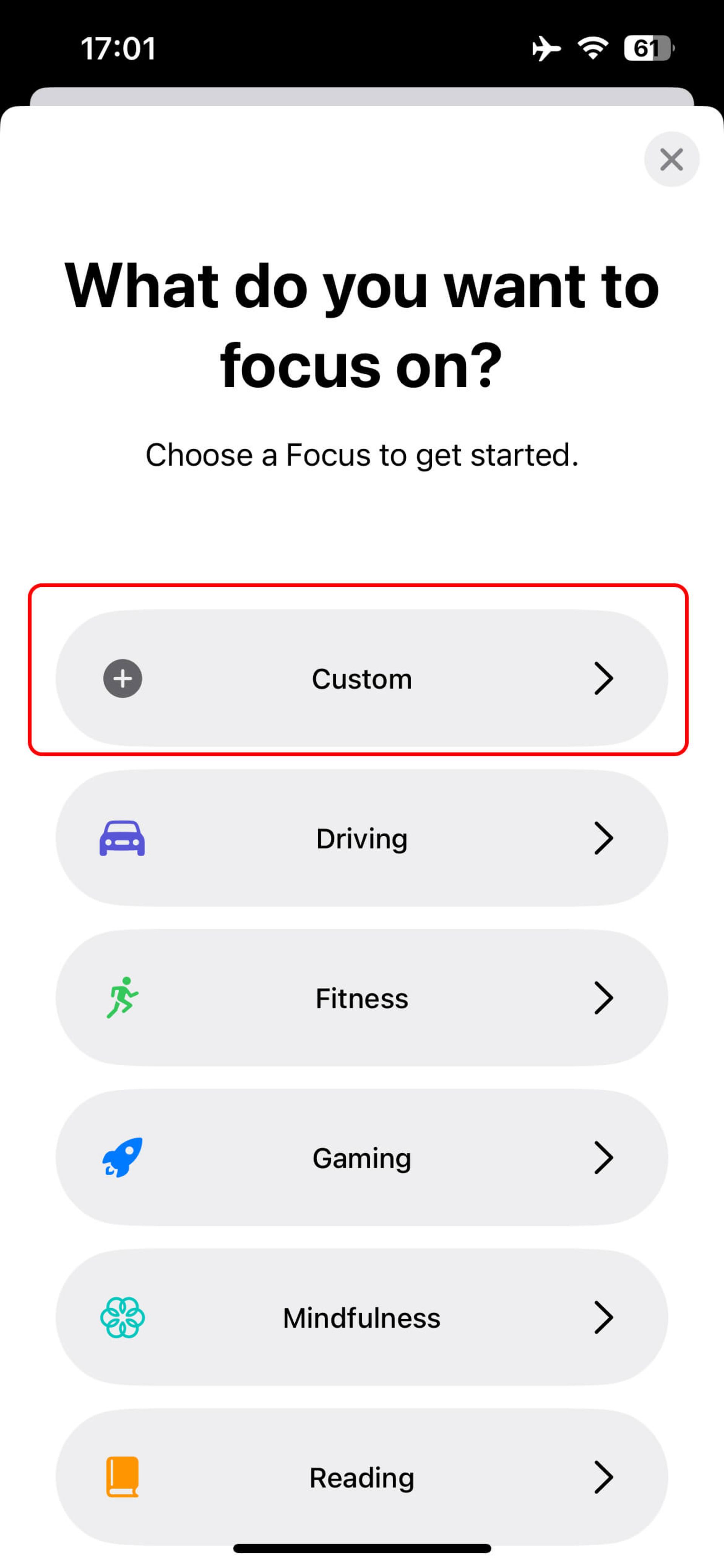 انتخاب گزینه‌ی Custom برای نوشتن نام مورد نظر جهت شخصی سازی حالت فوکوس لاک اسکرین آیفون