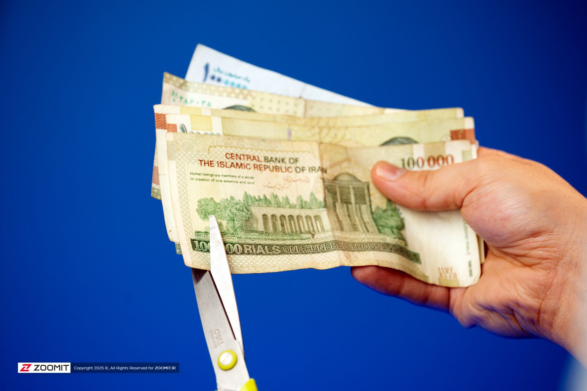 بریدن صفر از اسکناس ۱۰۰ هزار ریالی با قیچی